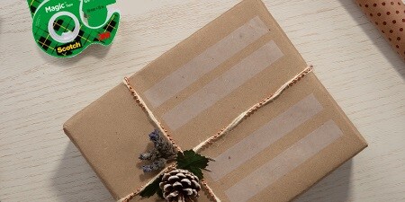 Cadeaulabels maken met Scotch® Magic™ Tape op een ingepakt cadeau
