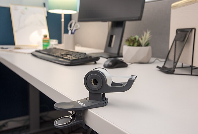 Scotch™ Clip & Twist Tape dispenser voor op het bureau, in gebruik
