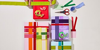 Kleurrijk ingepakte cadeaus liggend op een bureau

