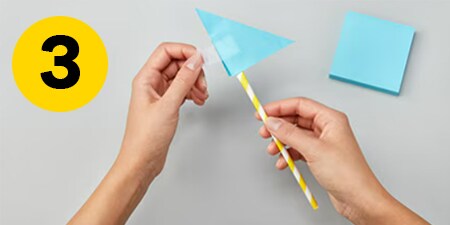 Stap 3 - een gevouwen Post-it® Note aan een rietje tapen
