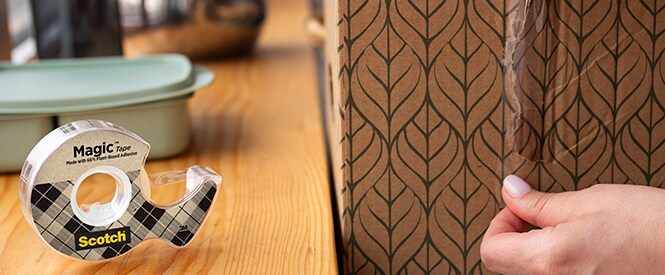 Scotch® Magic™ Tape met 66% plantaardige lijm, gebruikt voor het maken van een doos
