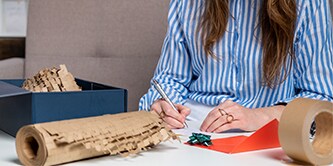 Vrouw pakt een geschenk in met Scotch™ Cushion Lock™ Beschermfolie
