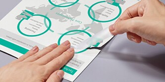 Vrouw repareert een document met Scotch® Magic™ Tape

