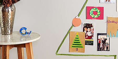Kerstdecoraties aan een muur bevestigd met Scotch® Wall-Safe Tape

