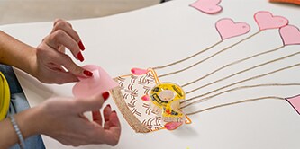 Meisje maakt een kunstwerk met Scotch® Dubbelzijdige tape
