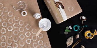 Inpakpapier ontwerpen met een lege rol Scotch® Tape en wat verf
