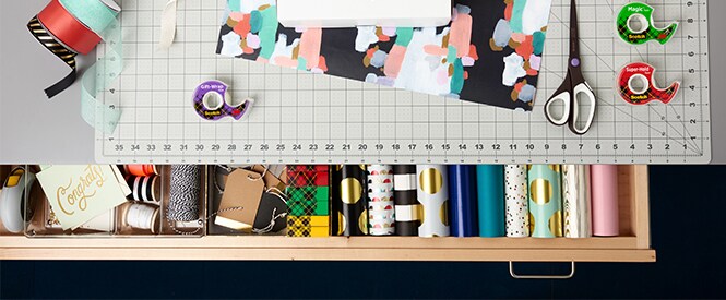 Verschillende Scotch™ producten op een bureau, klaar voor een knutselproject
