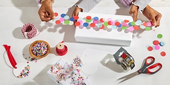 Een cadeaudoos inpakken met confetti tape gemaakt door kleurrijke confetti op Scotch® tape te plakken
