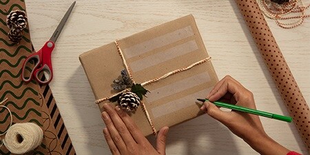 Cadeaulabels maken met Scotch® Magic™ Tape op een cadeau ingepakt met eenvoudig verpakking papier
