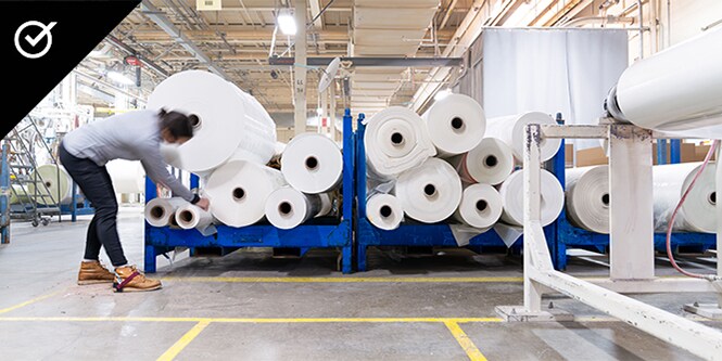 Grote rollen papier in een productiemagazijn
