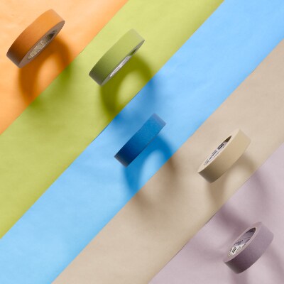 Oranje, groene, blauwe, beige en paarse Scotch Blue™ Tapes, diagonaal over de afbeelding.