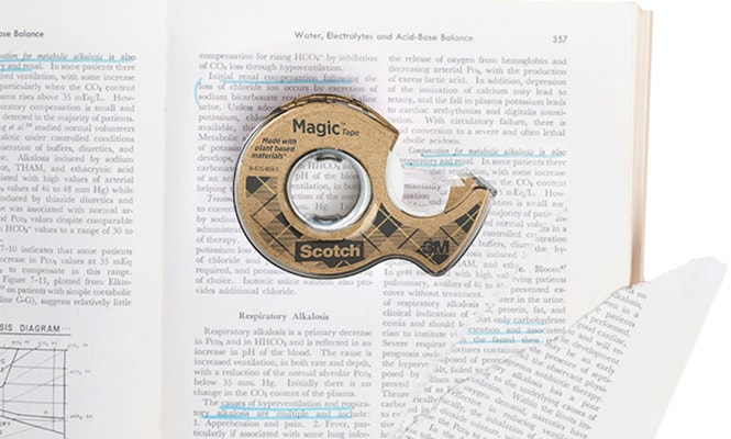 Scotch® Magic™ tape met 66% plantaardige lijm op een boek met een gescheurde pagina
