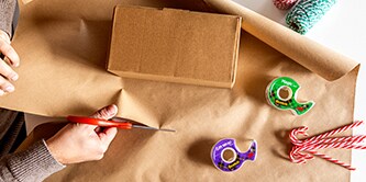 Een minimalistische uitstraling creëren voor een cadeauverpakking met eenvoudig verpakking papier en snoepstokken
