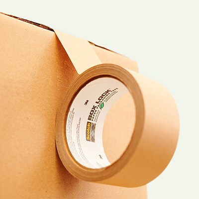Scotch® Box Lock™ Papieren tape wordt om een kartonnen doos gewikkeld.
