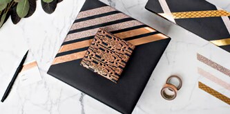 Geschenken combineren door een kleiner cadeau aan een groter cadeau te bevestigen met Scotch® Dubbelzijdige Tape
