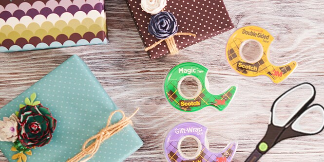 Mooi ingepakte cadeaus naast Scotch® Clear Tapes en Scotch™ Titanium Scharen op een tafel
